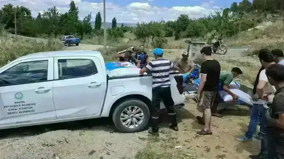 Manisa'da yangından etkilenen Gördesli üreticiye yem desteği