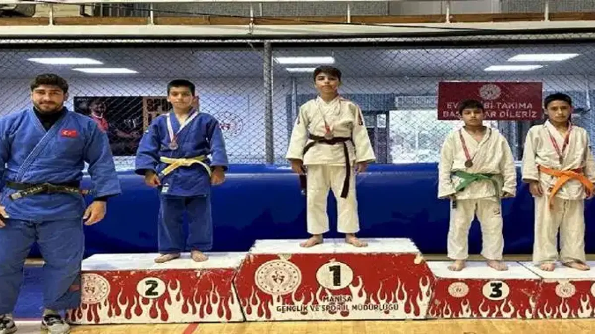 Manisa'nın minik sporcuları yine kürsüde