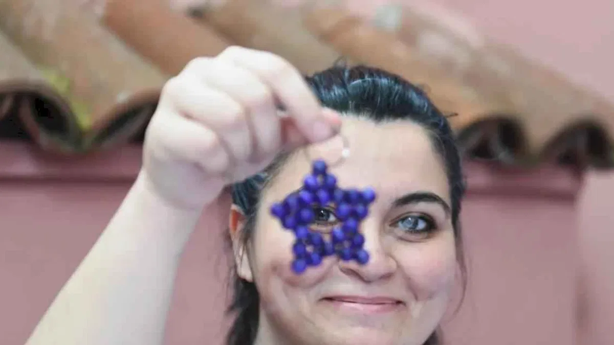Bursa Osmangazili kadınlar hemcinsleri için hediye anahtarlık üretiyor