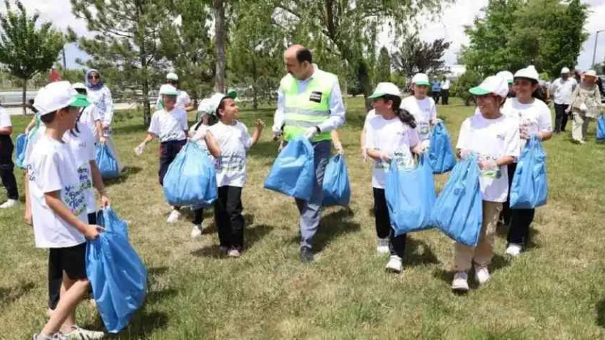 Konya'da Başkan Altay çocuklarla çevre için kolları sıvadı