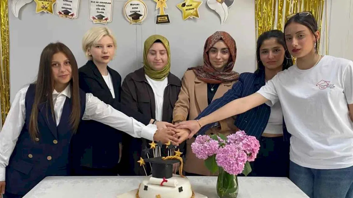 Kocaeli Beyaz Kalpler’de mezuniyet sevinci