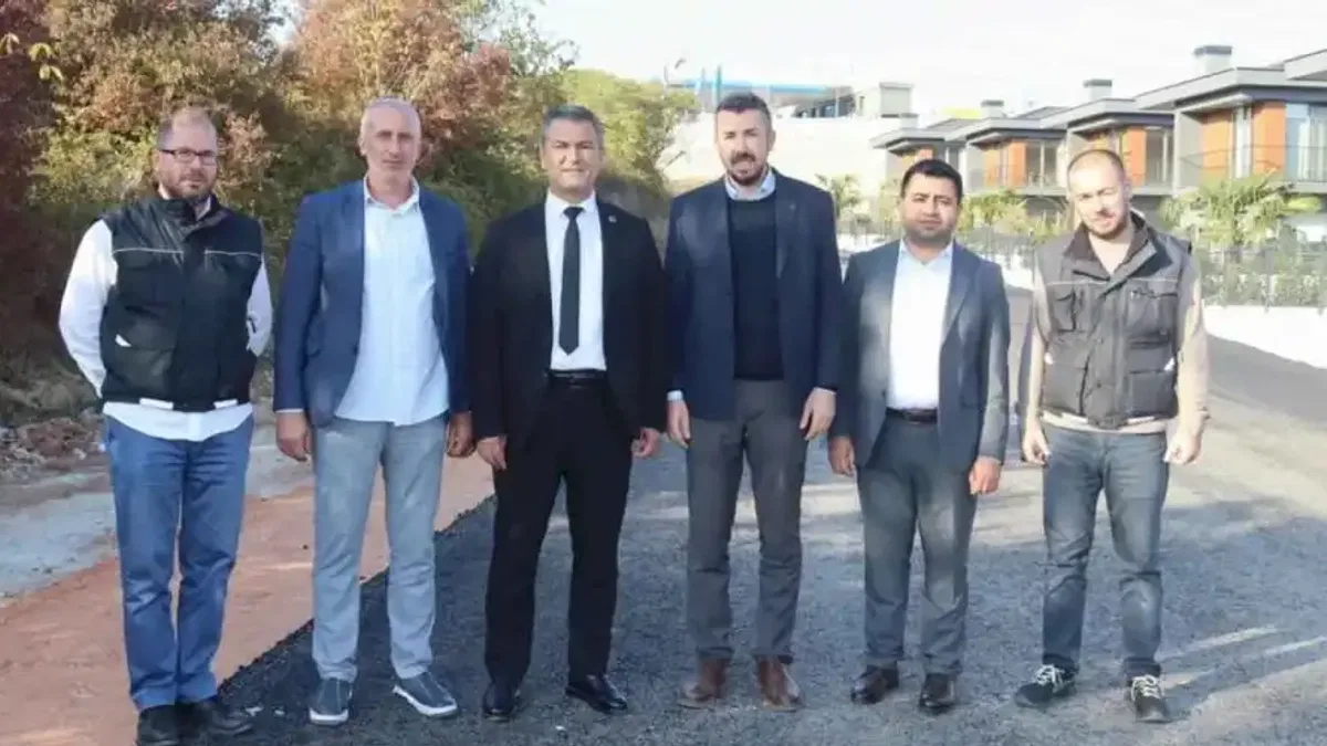 İzmit Belediyesi Kabaoğlu’ndaki sokakları tek tek çamurdan kurtarıyor