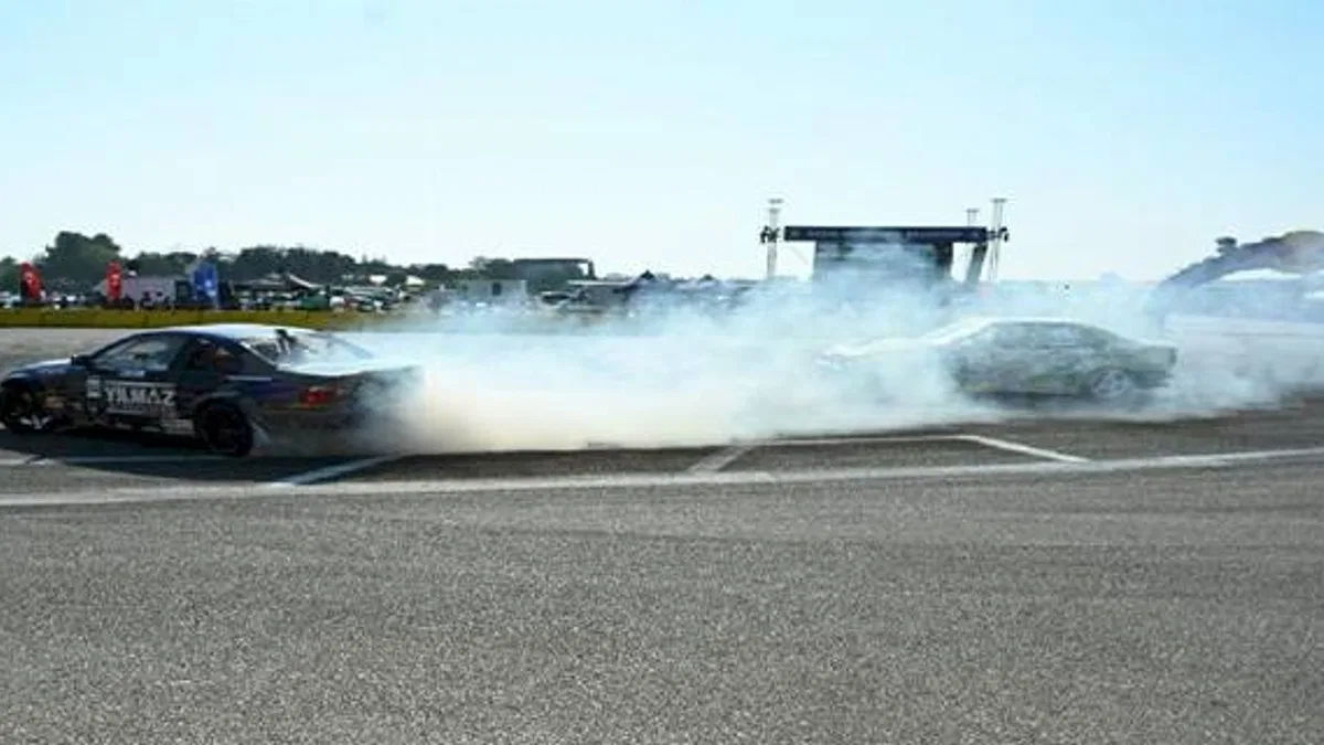 Driftin en iyileri Bursa'da sahne aldı... Tozu dumana kattılar