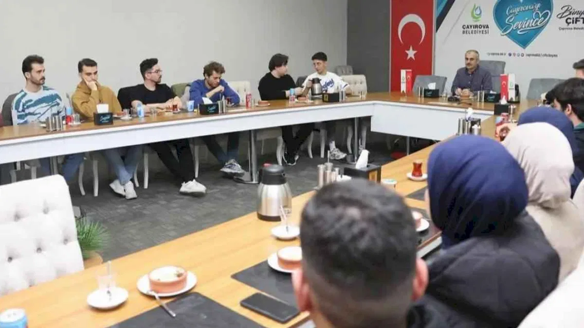 Çayırova'da Başkan Çiftçi, üniversitelilerle buluştu
