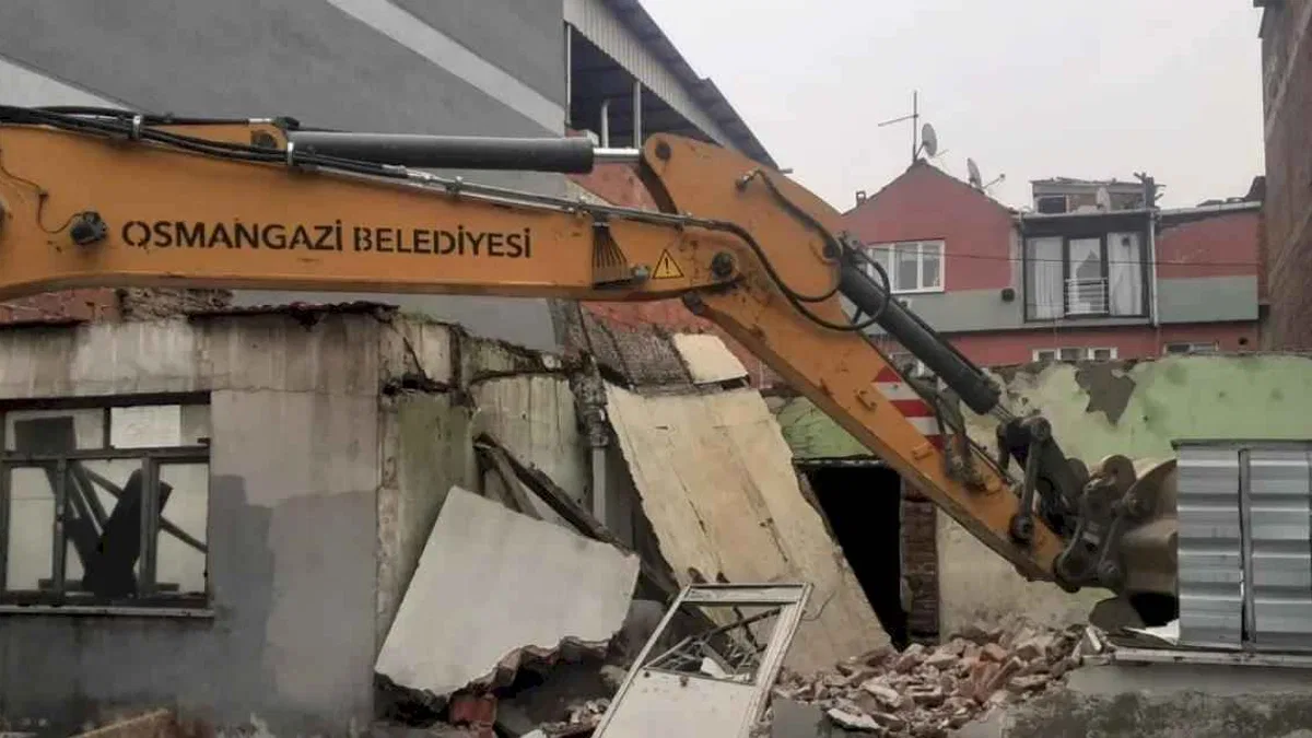 Bursa Osmangazi’de 100 metruk bina yıkıldı