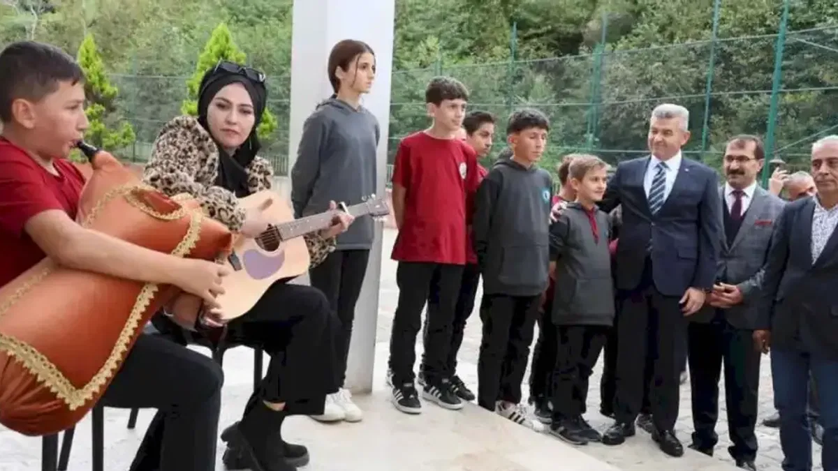 Artvin'de tulumla karşılanan Vali Ergün'den halı saha istediler