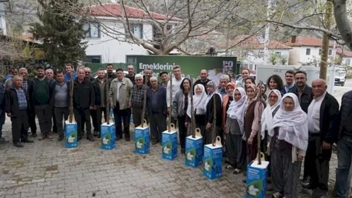 Eskişehir'de 600 dut fidanı üreticiyle buluştu