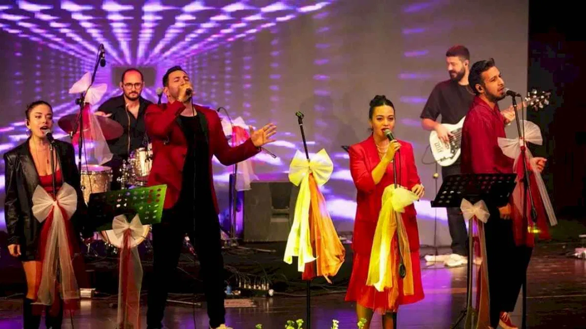 İzmir Güzelbahçe’de 102. yıl coşkusuna kortej ve konserli kutlama