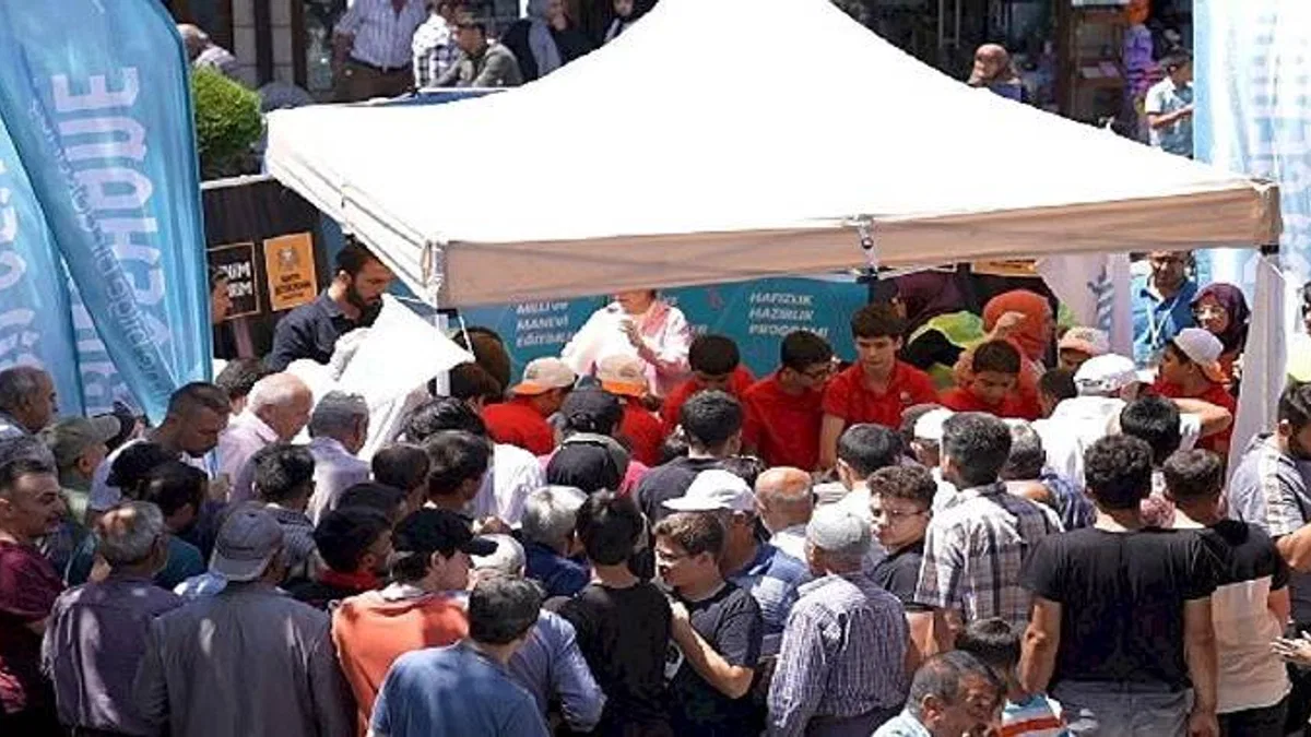 Bilgehane Öğrencileri Vatandaşlara Aşure İkram Etti
