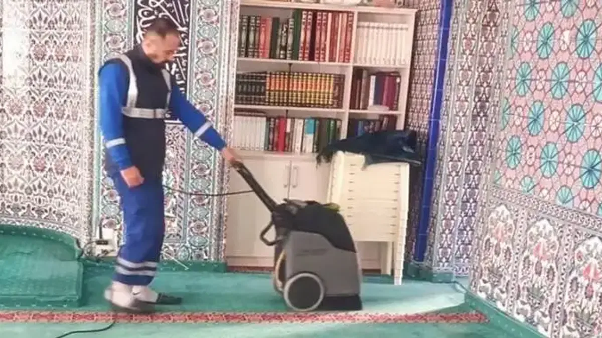 İzmir’in camilerinde bayram temizliği