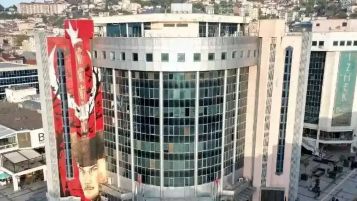 İzmit Belediyesi, ruhsat işlemlerini yerine getirmeyen işletmeleri uyardı