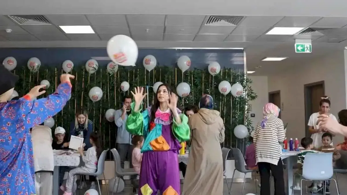 Hastanedeki çocuklara 23 Nisan sürprizi