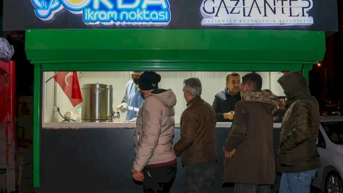 Gaziantep’te 39 noktada sıcak çorba ikramı