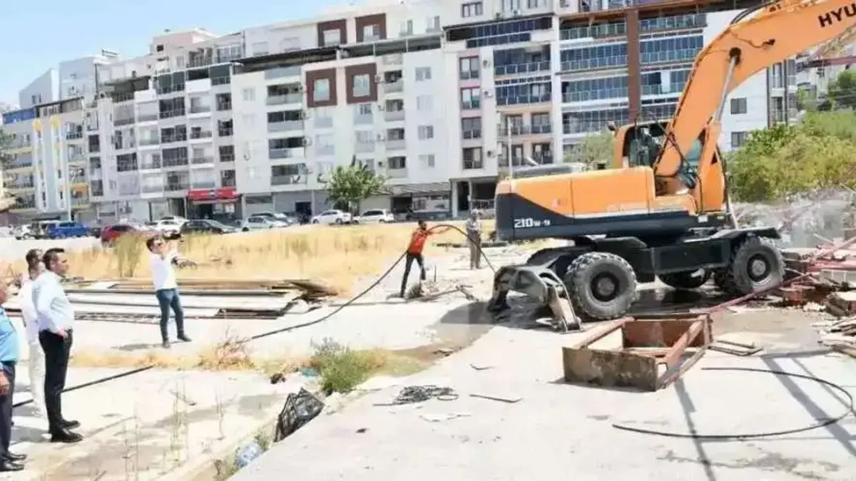 İzmir Çiğli’de kaçak yapının yerine yol ve park