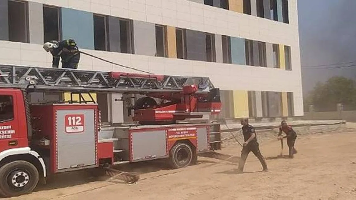Aydın Büyükşehir Belediyesi İtfaiyesi İnşaatı Devam Eden Şehir Hastanesi'nde Çıkan Yangını Söndürdü
