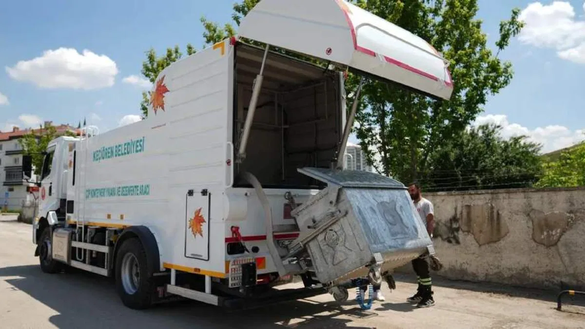 Ankara Keçiören'de konteynerler tek tek yıkanıyor
