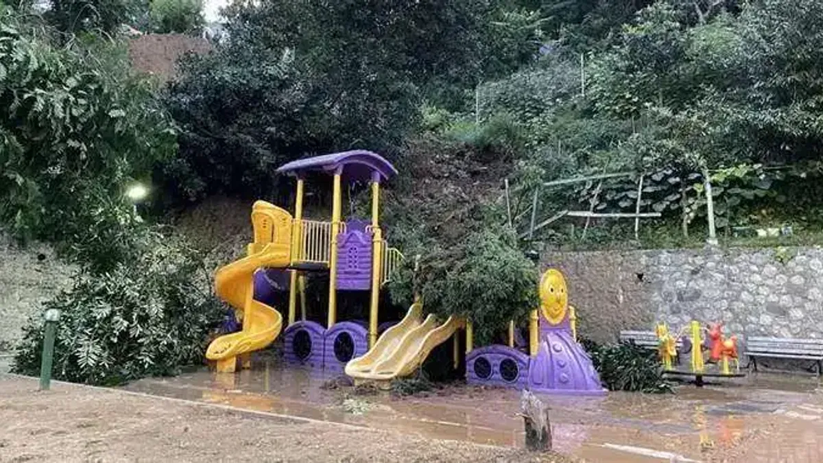 Rize'de toprak kayması sonucu çocuk parkı zarar gördü