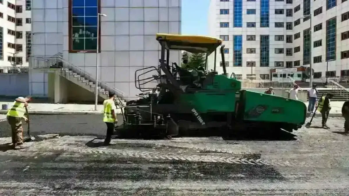 İstanbul Maltepe’de asfalt serim çalışmaları sürüyor