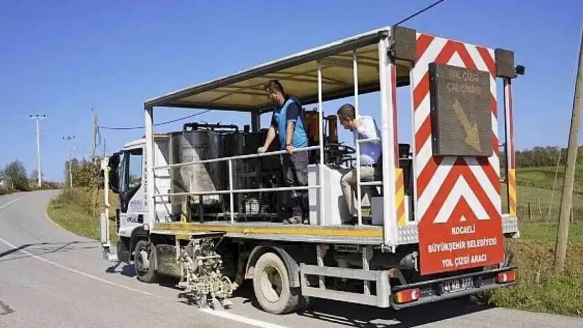 Büyükşehir'den İzmit'te 13 bin metre yol çizgisi