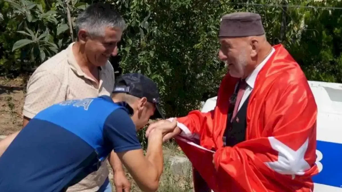 Düzce'de Adem Amca'nın bayrak sevgisi
