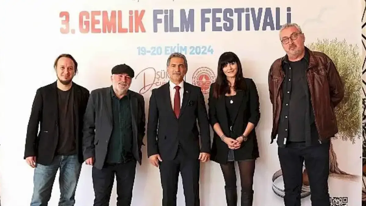 Festivalin açılış konuşmasını Gemlik Belediye Başkanı Şükrü Deviren yaptı.