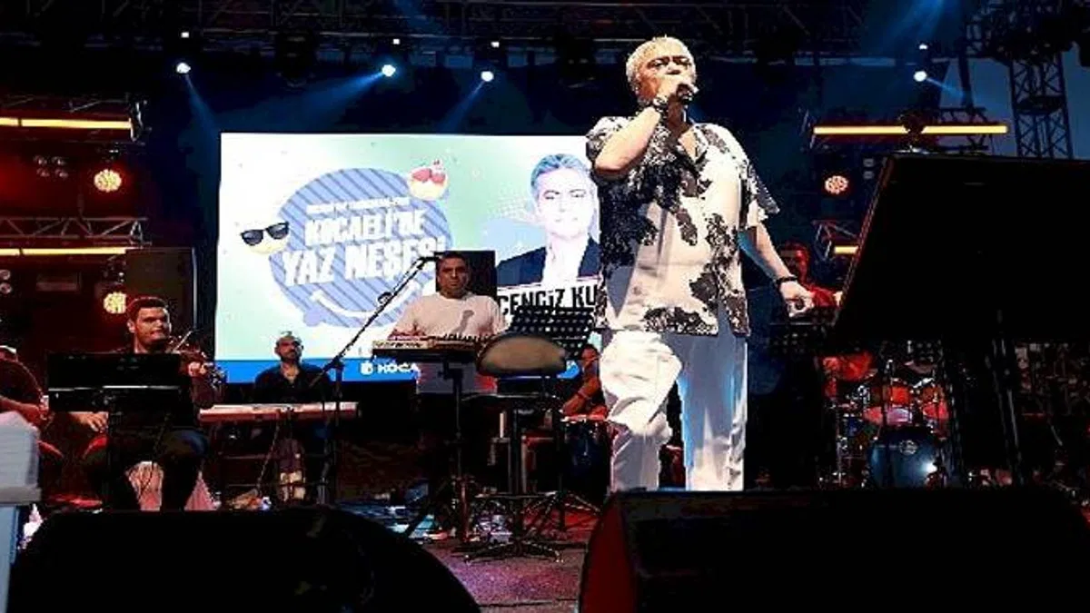 Cengiz Kurtoğlu, şarkılarıyla Karamürsel'i salladı