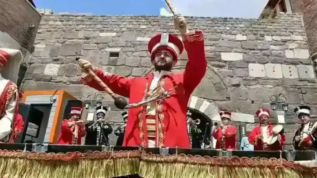 Mehteran Coşkusu yaz boyunca Ankara Kalesi ve Ulus Meydanı'nda