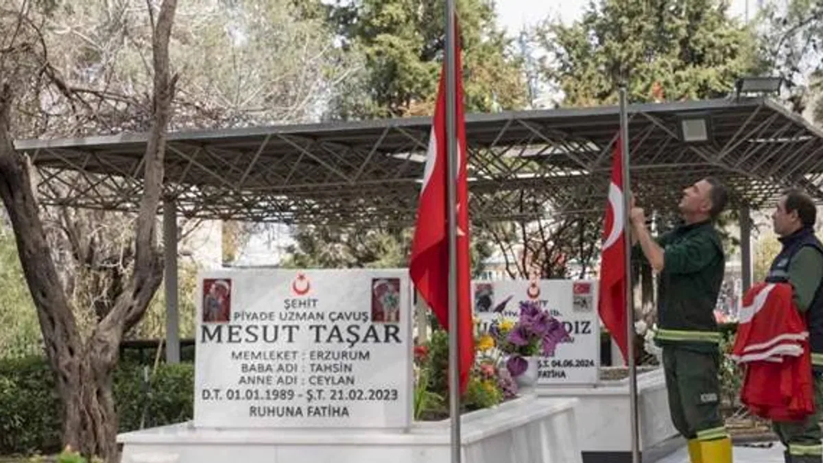 İzmir'de 18 Mart öncesi şehitliklere özel bakım