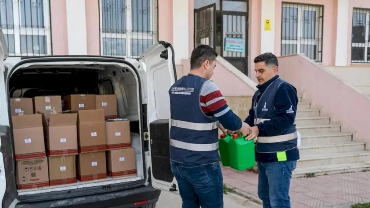 İzmir'de okullara hijyen desteği sürüyor