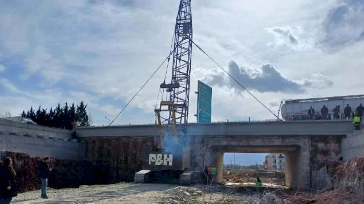 TEM üzerindeki köprünün kiriş montajı başladı