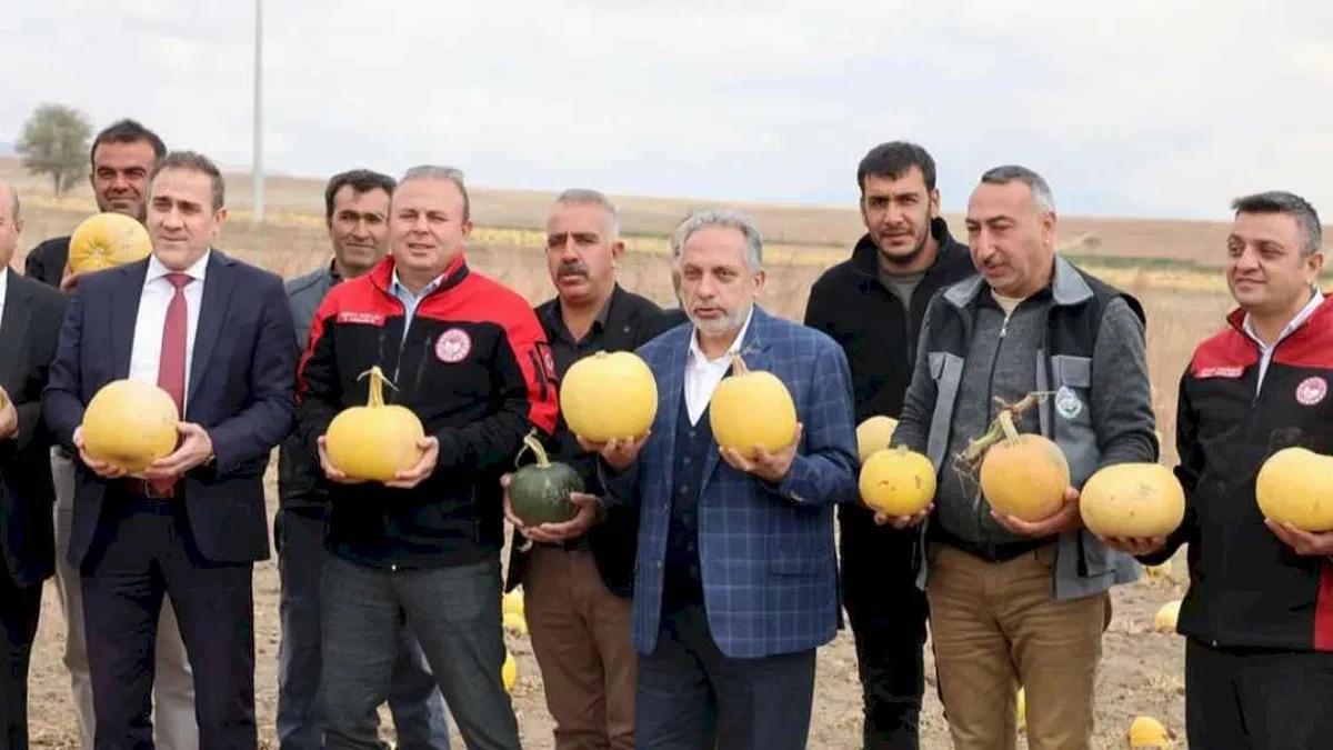 Birinci olan Kayseri Talaslı çiftçiye Başkan Yalçın'dan tebrik