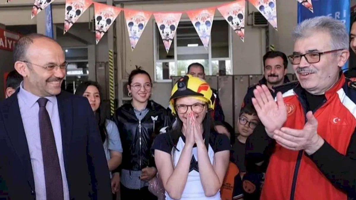 Kayseri itfaiyesinden Aleyna'ya 'özel' kutlama