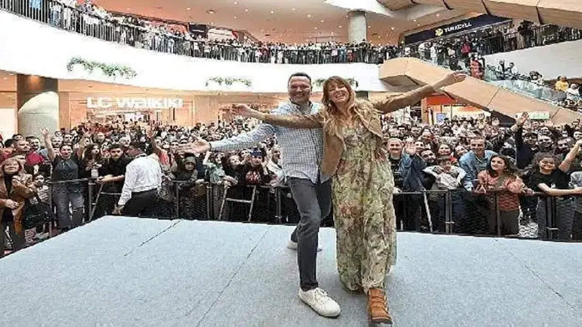 Ali Sunal ve Doğa Rutkay 'Hava Muhalefeti' filmi için İzmir'de seyirci ile buluştu