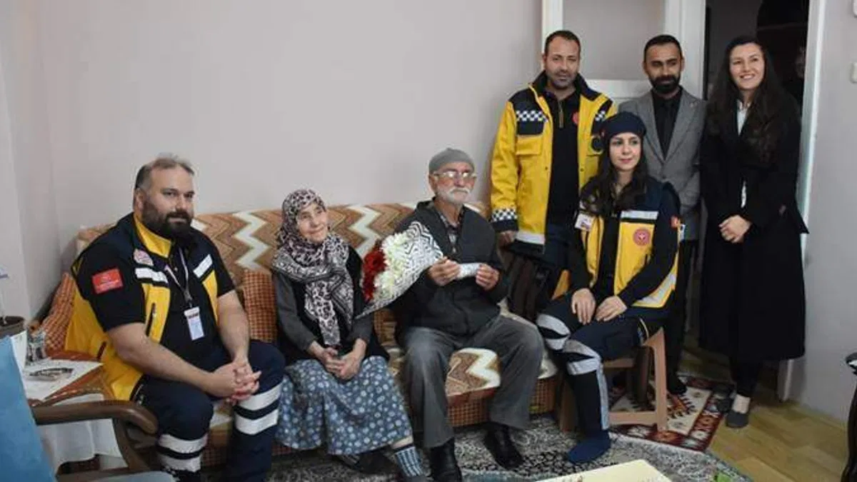 Eskişehir'de ambulans ekibi hayata döndürdüğü hastayı evinde ziyaret etti