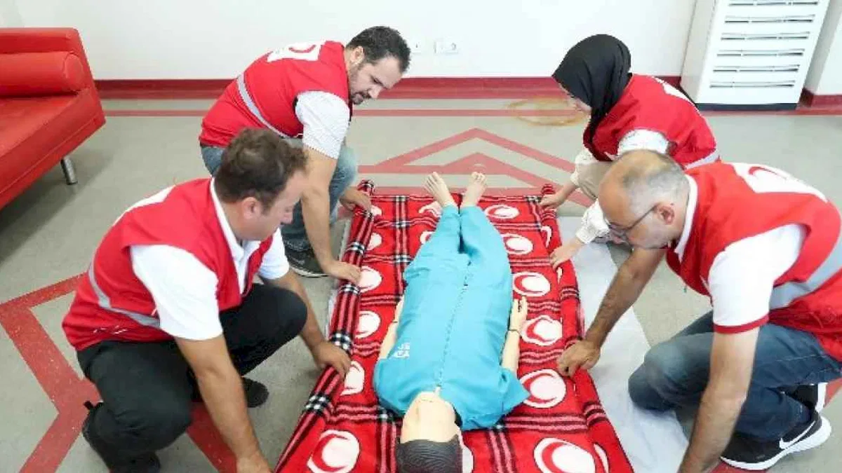 Kızılay her evde bir ilk yardımcı hedefine eğitimlerle yaklaşıyor