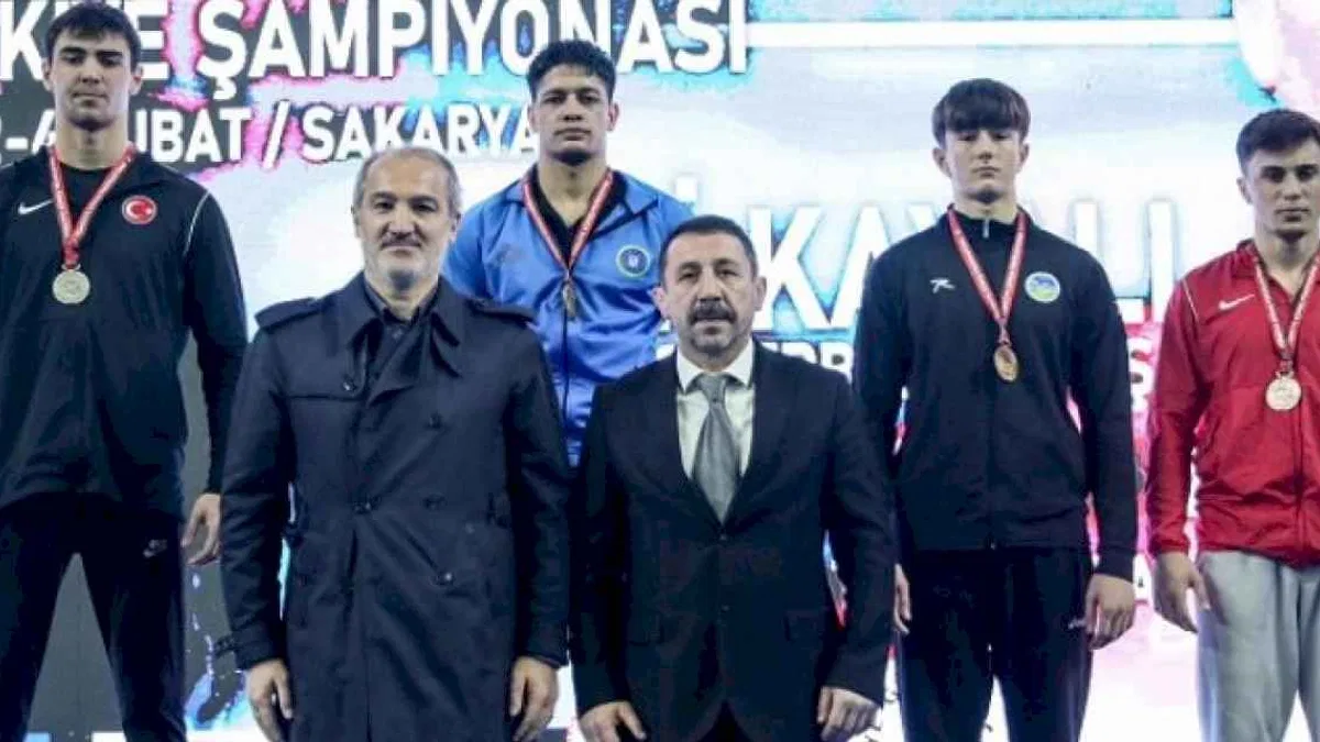 Manisa BBSK güreş takımından 2 madalyalı başlangıç