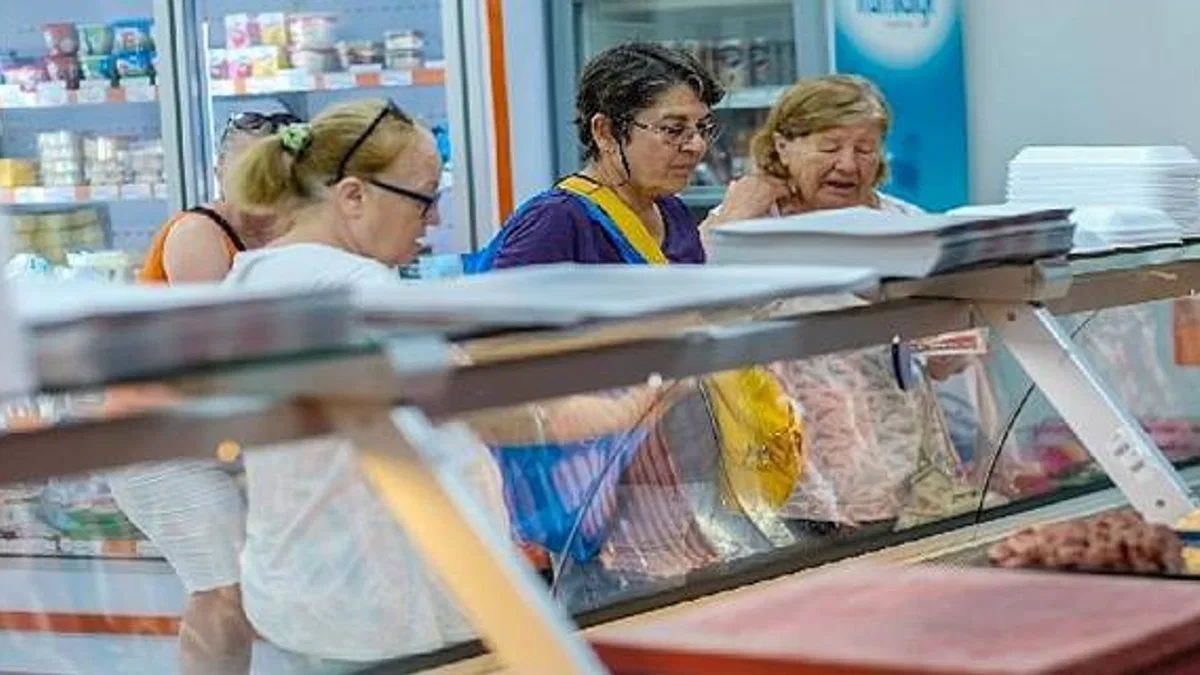 Halk Market ve Halk Giyim Seferihisarlıların yüzünü güldürüyor