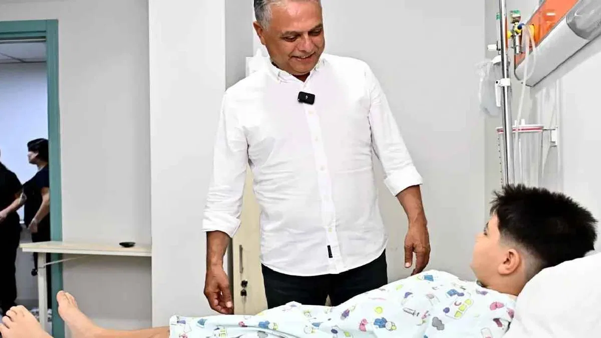 Antalya'da Başkan Uysal’dan sünnet olan çocuklara ziyaret
