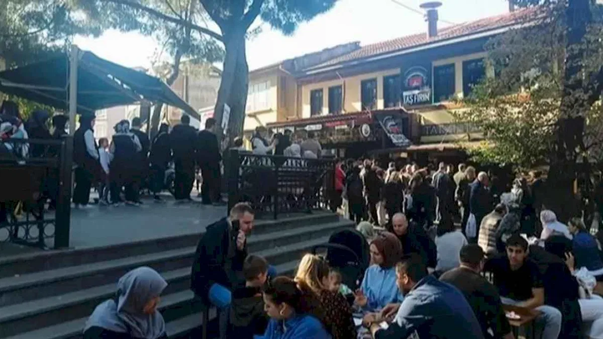 Bursa’da tahinli pide kuyruğu! Yemek için dakikalarca bekliyorlar