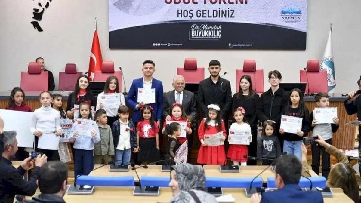 Kayseri Büyükşehir İstiklal Marşı coşkusuna ortak oldu
