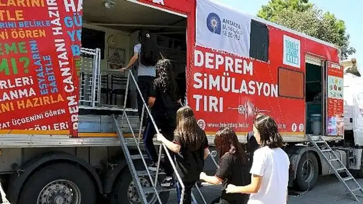 Öğrencilere Deprem Simülasyon Tırında Eğitim