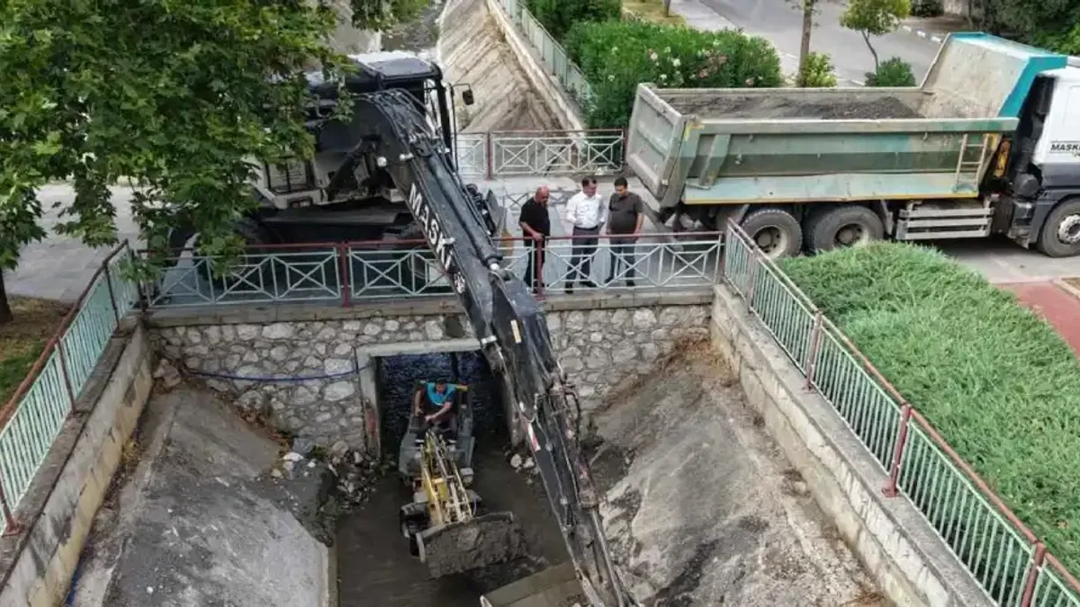 Manisa kent merkezinde dere ve kanal temizliği