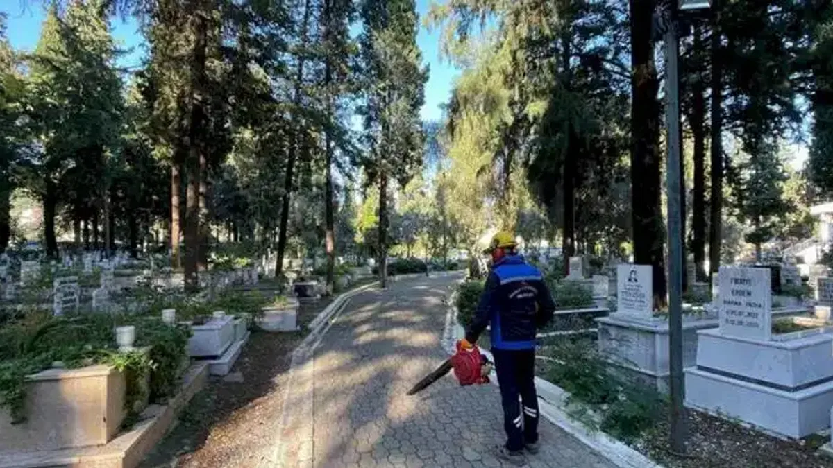 Muğla Büyükşehir'den mezarlıklarda kapsamlı bakım