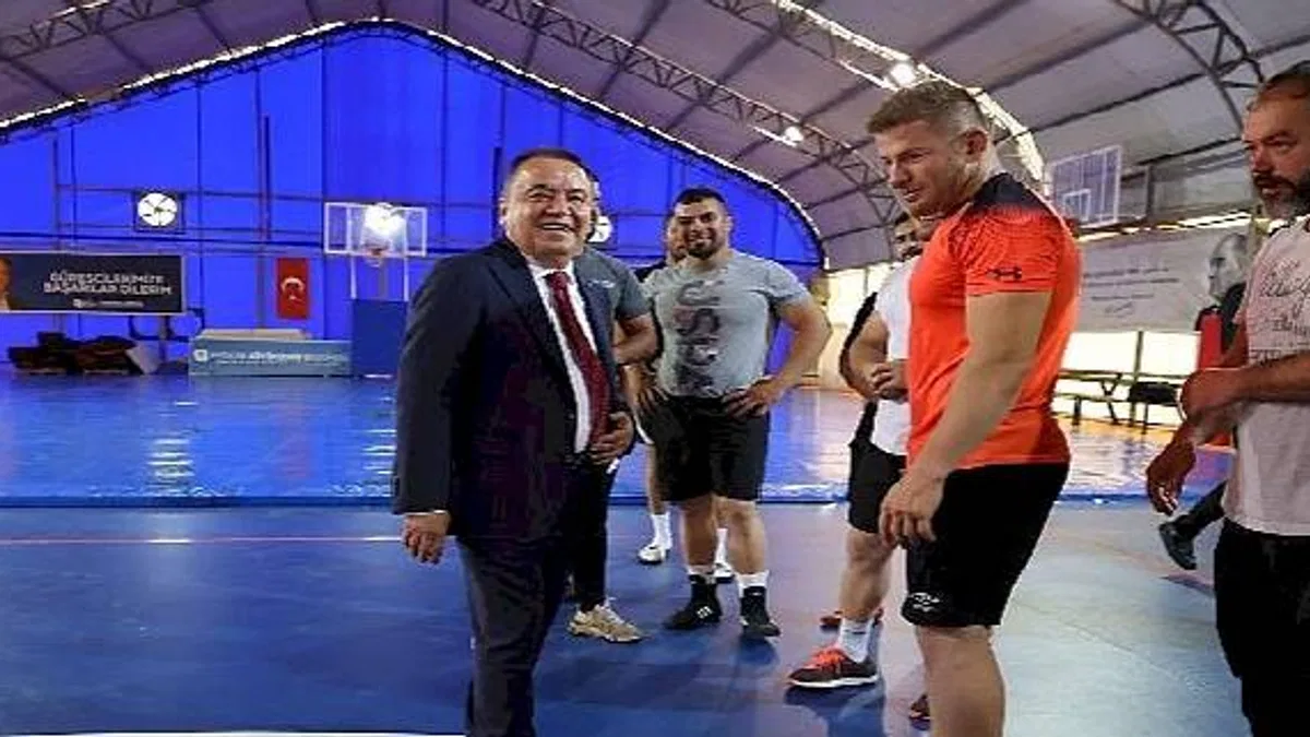 Başkan Böcek'ten başpehlivanlara moral ziyareti