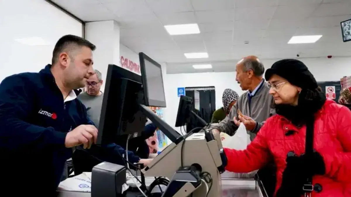 İzmir Tire'ye açılan mağaza yeni yıl hediyesi oldu