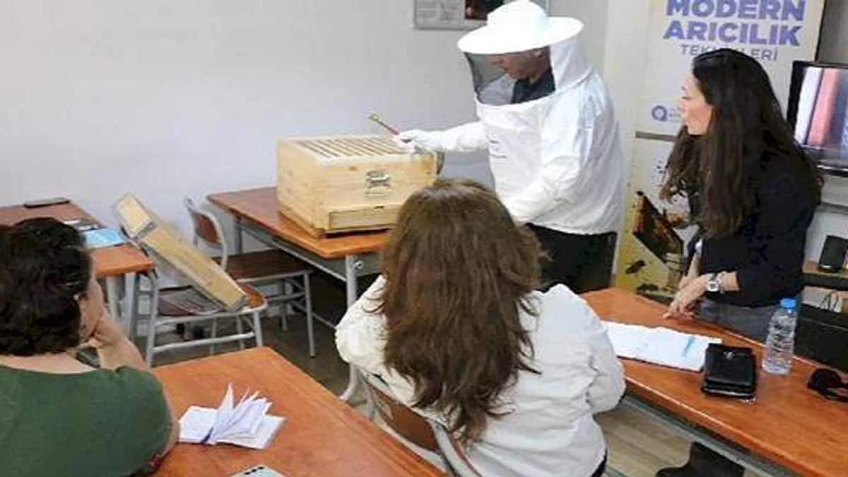 Antalya Büyükşehir Belediyesi'nden modern arıcılık eğitimi