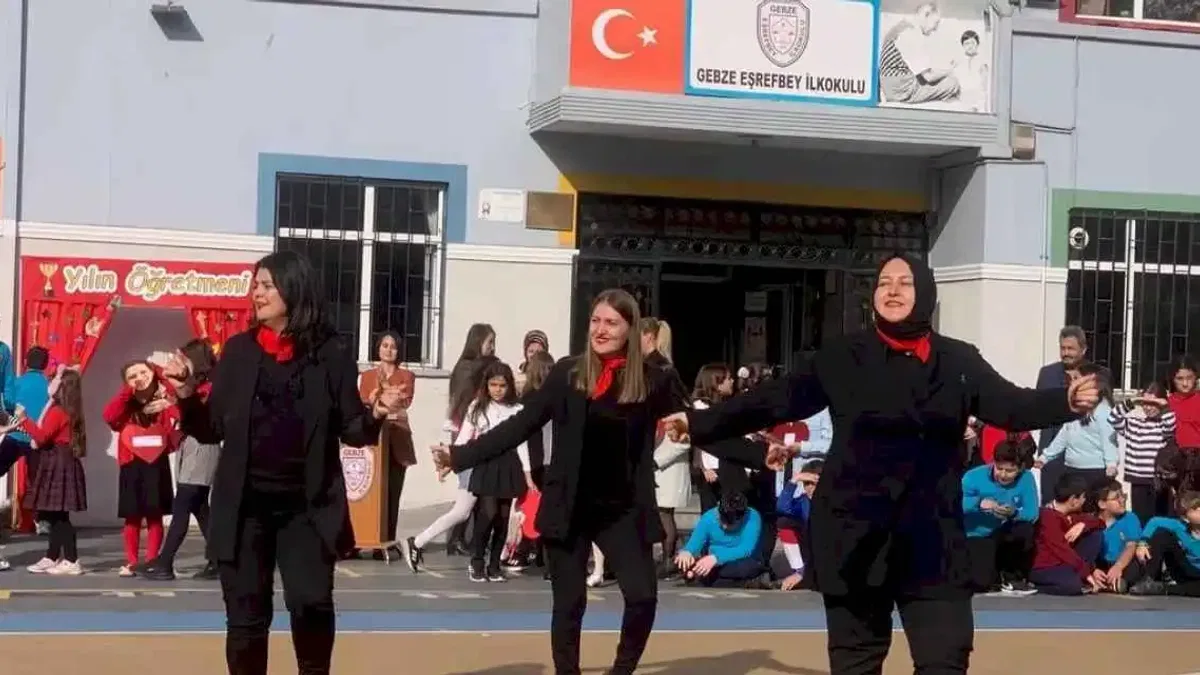 Kocaeli Gebze Eşrefbey İlkokulu'nda renkli kutlama
