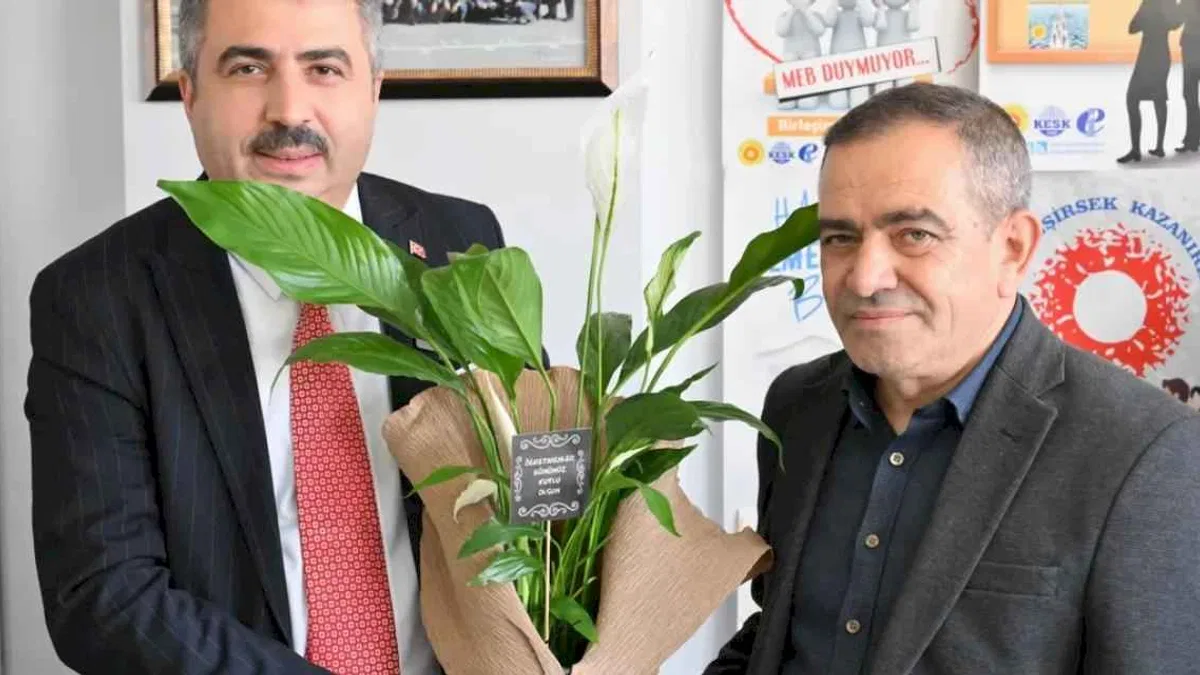 Bursa Yıldırım'da 42 yıllık eğitimcinin son mesaisine sürpriz veda