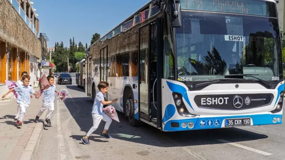 Direksiyon başında bir anne, durakta bekleyen dört kalp!