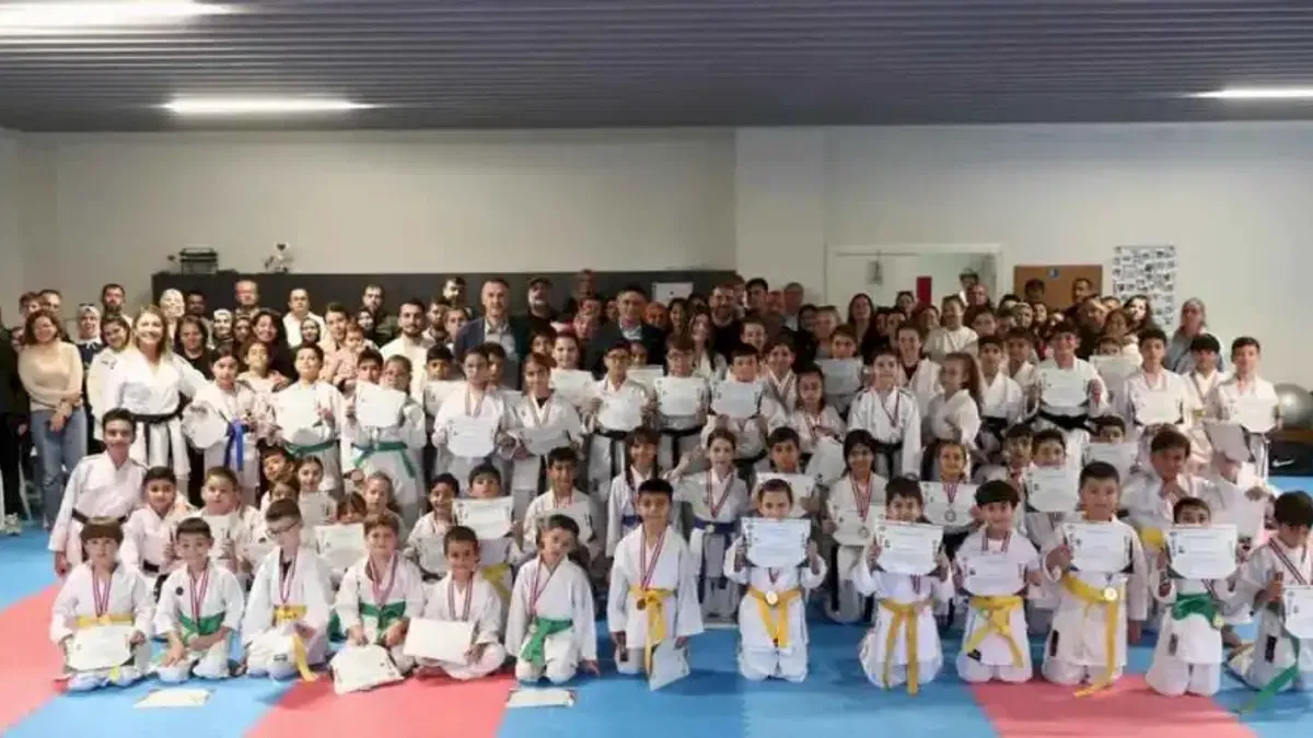 İzmir Aliağa'da 75 sporcu yeni kuşağa sahip oldu